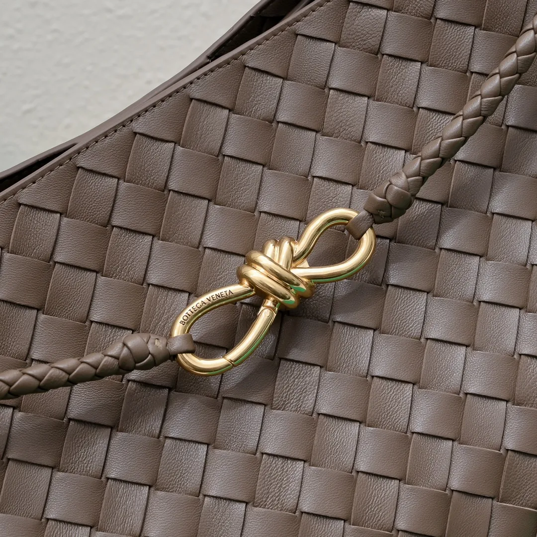 Batch 3760 #Bottega Veneta 2023 spring and summer new Andiamo handbag, many stars have the same style 🎈 Classic full-body leather weaving with golden knot buckle, stable and chic enough [satisfied] The whole body is made of Nappa sheep leather, comfortable, soft and dynamic. The sliding metal knot buckle can adjust the shoulder strap, single shoulder/handbag/crossbody, multiple carrying methods, large bag capacity, suitable for commuting/daily/traveling This bag is divided into small/medium/large sizes. There is always one that suits you, so take it with you🎀🎀 Size: 45*22*34, model: 5543#